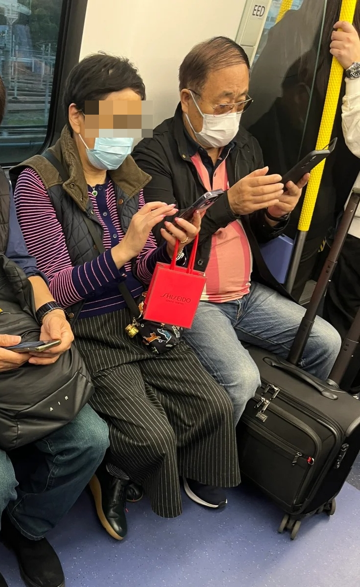 近日有网民在地铁上巧遇曹总。