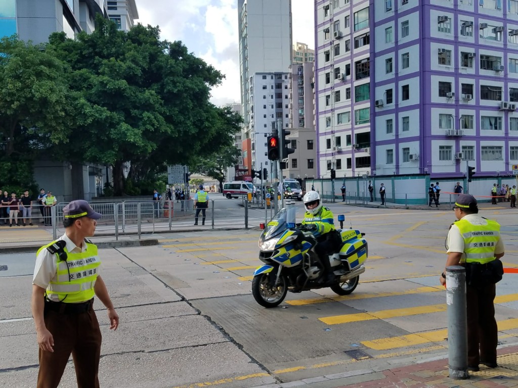 警方依舊在法院內外布防,既在法庭外大堂設置檢查站,又派出多名「藍帽子」在法院外戒備。