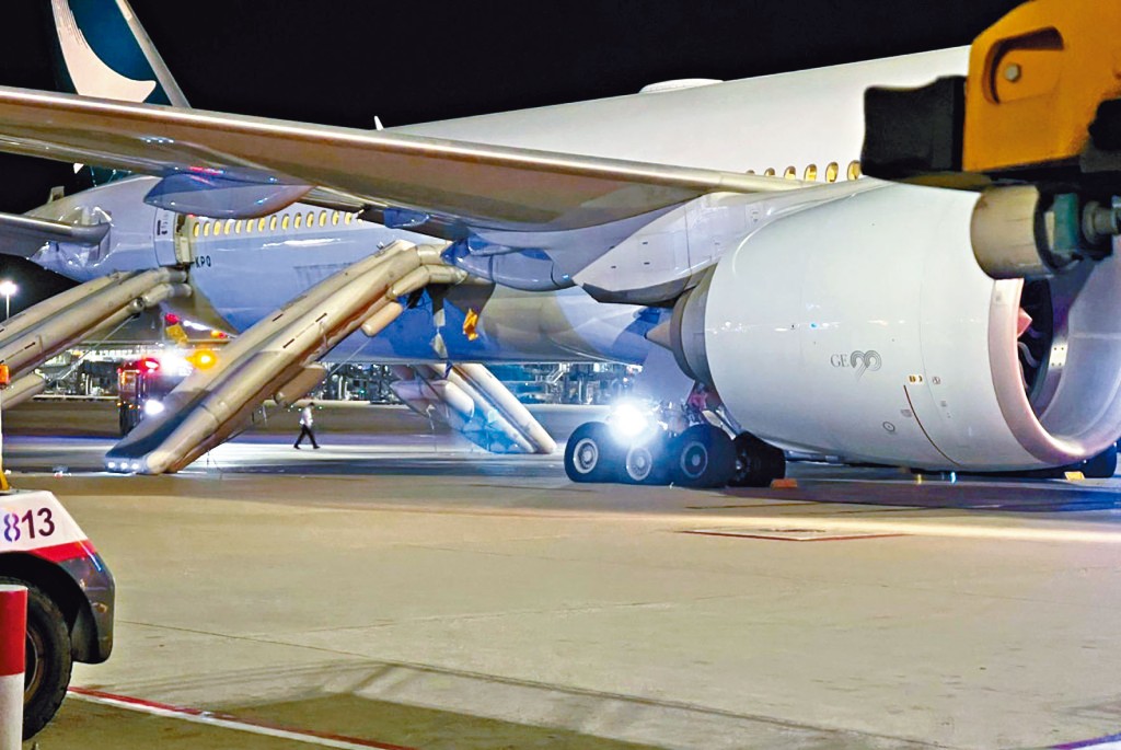 出事国泰客机一组尾辘变形凹陷。