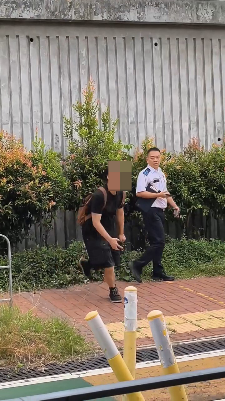男子趁食環署人員不為意時,突然拔腿狂奔,並衝出馬路。網上片段截圖 男子趁食環署人員不為意時,突然拔腿狂奔,並衝出馬路。網上片段截圖
