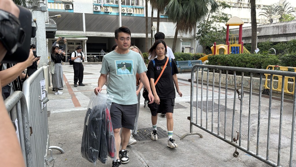 早前各業主獲安排分批上樓執拾物品。資料圖片 早前各業主獲安排分批上樓執拾物品。資料圖片
