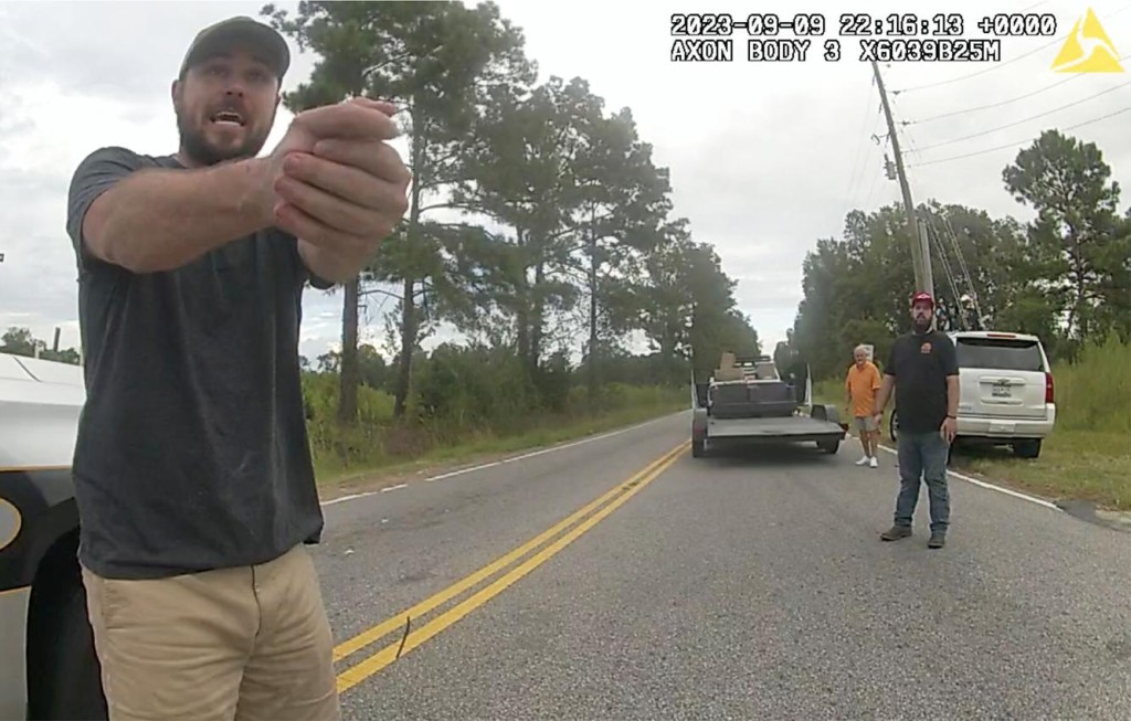 疑凶波伊德（Weldon Boyd，左） 声称“自卫”，但现场影划显示他相当愤怒。 Horry County Police Department 