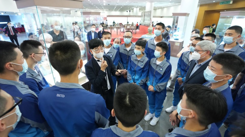 香港文联执行会长兼大会策展人李秀恒博士与受训学员分享心得。