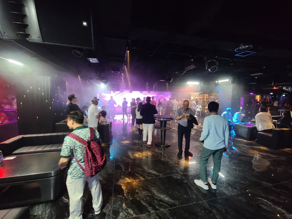新大富豪夜總會開張首日,跨部門即晚到場查牌。 新大富豪夜總會開張首日,跨部門即晚到場查牌。