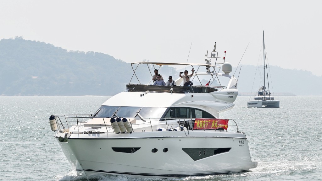 首批共5艘內地遊艇於中午陸續抵達位於愉景灣的大嶼山遊艇會。