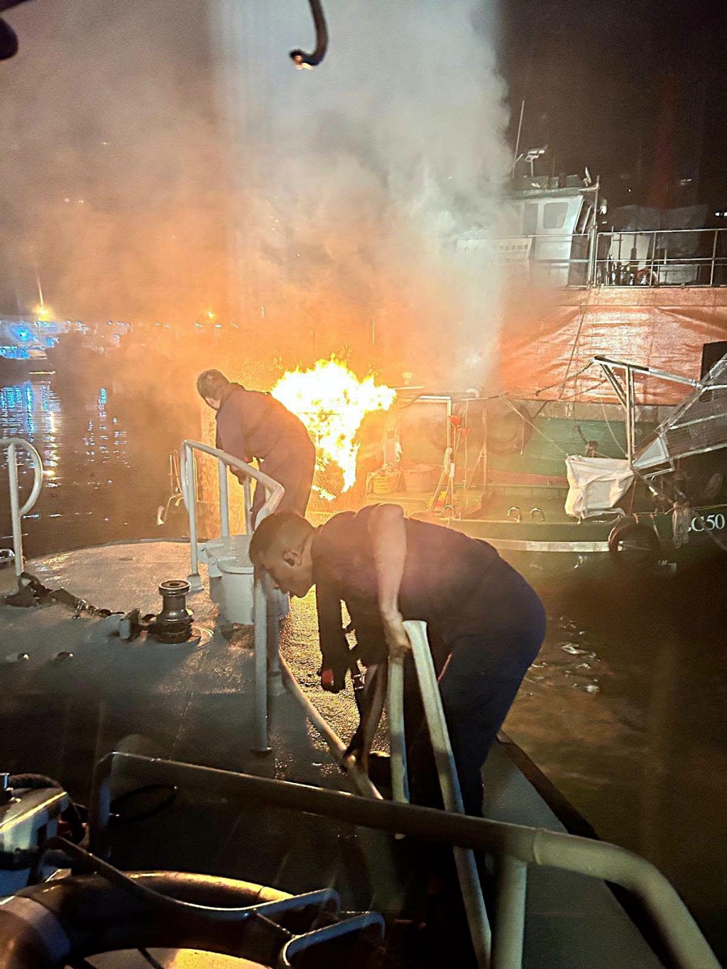一艘垃圾收集船起火。fb:Hong Kong Marine Police 一艘垃圾收集船起火。fb:Hong Kong Marine Police