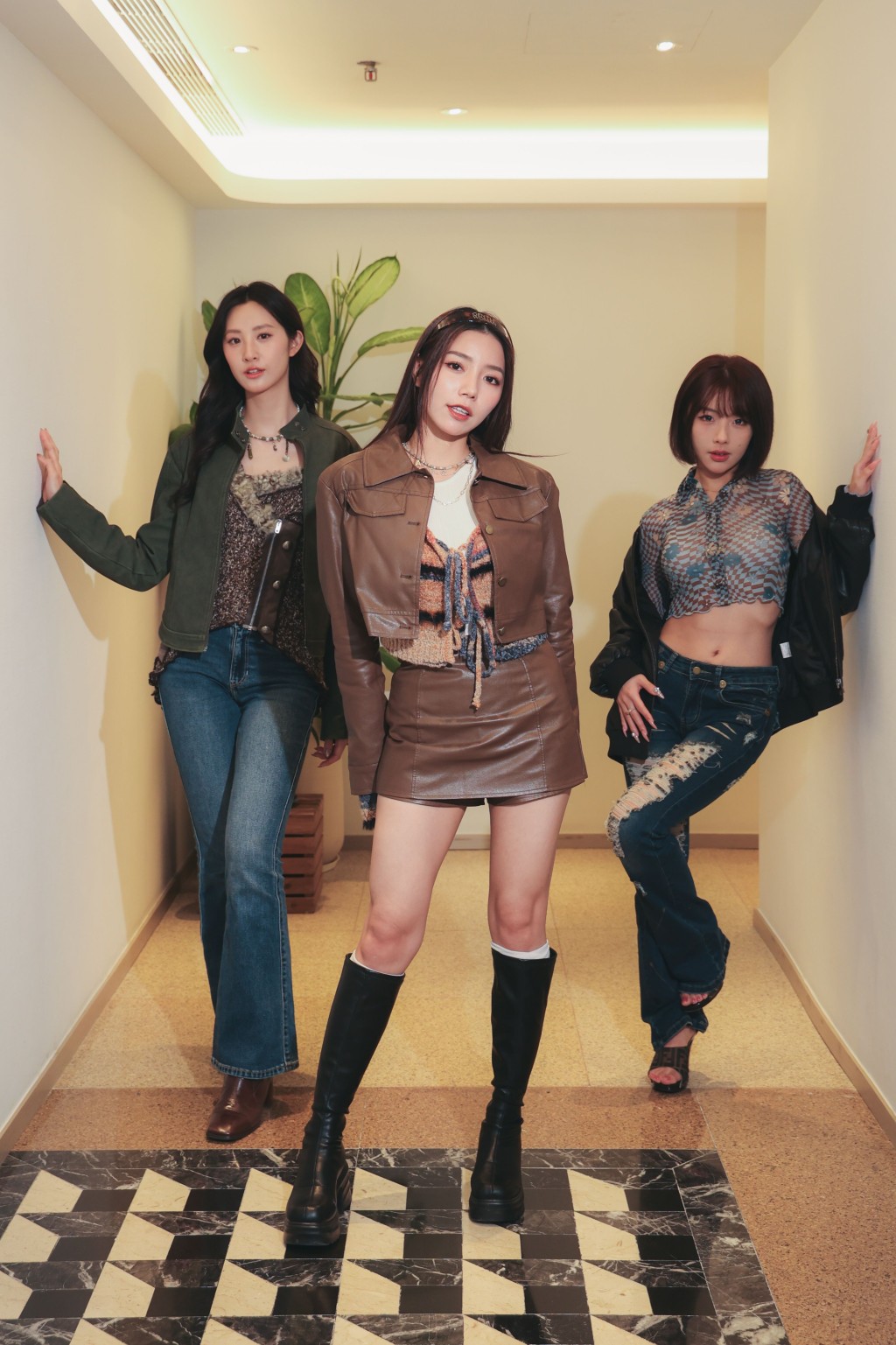 现年31岁的阿杰(中)拍戏经验较Angelina(左)、Baby梓(右)丰富。 现年31岁的阿杰(中)拍戏经验较Angelina(左)、Baby梓(右)丰富。