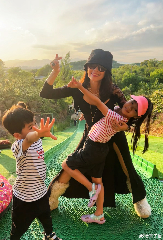 6月1日的兒童節，章子怡在微博貼出子女開心照。