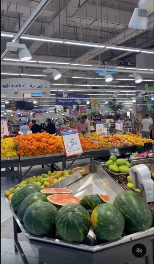 楼主昨日到大型商场买粮食，指虽然9成店舖仍有营业，但人流减少。