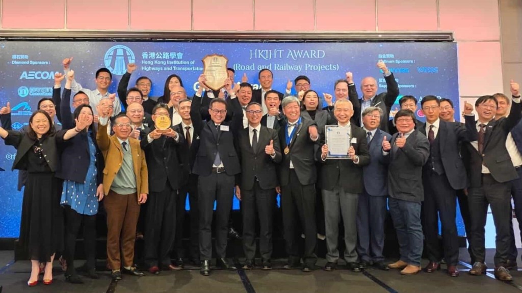 路政署中九龙干线工程项目荣获「公路及铁路项目」组别大奖，而自主研发的「侦测道路欠妥系统」（RDDS）于「工业、系统及创新」组别中夺得优异奖。路政署FB图片
