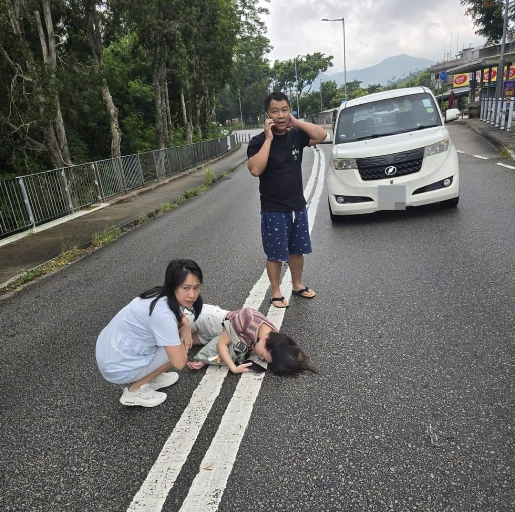 女子被私家车撞到，受伤倒地。网上图片