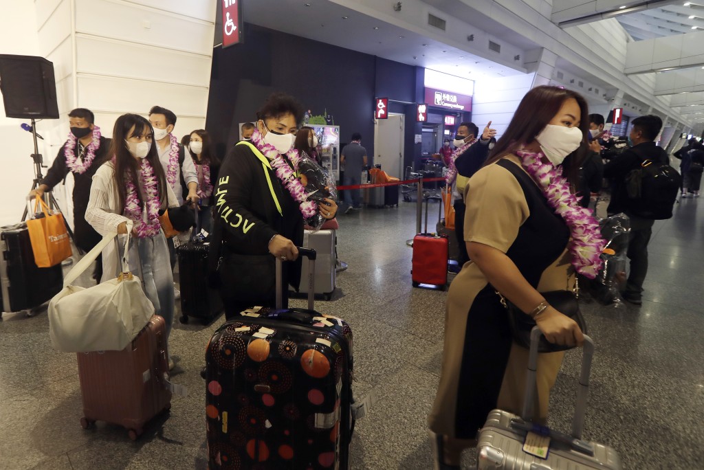 首批抵達台灣桃園國際機場的外國旅客。AP