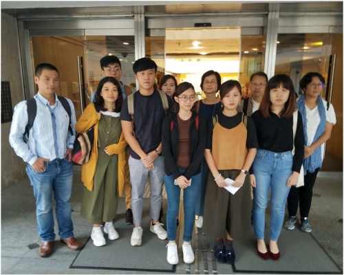 中大新聞與傳播學院與浸大新聞系的講師,與現任實習刊物的編委到庭聽裁決。黃梓生攝