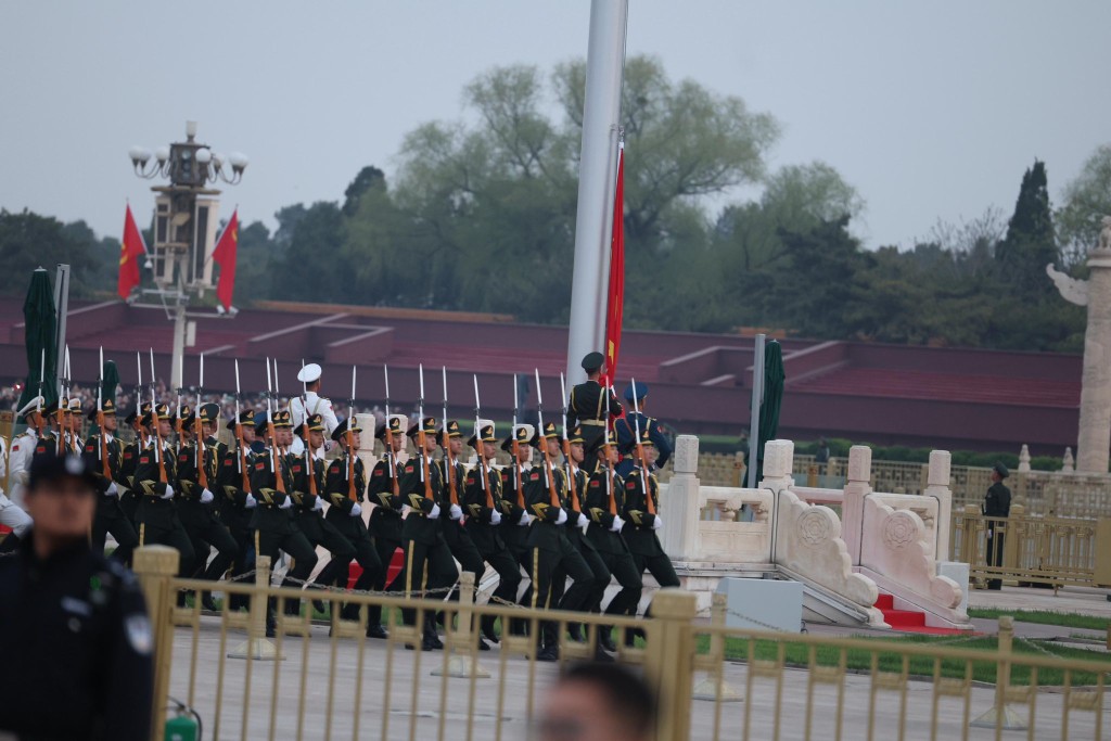 國旗在晨光中冉冉升起、迎風飄揚，現場氣氛莊嚴肅穆。香港律師會fb