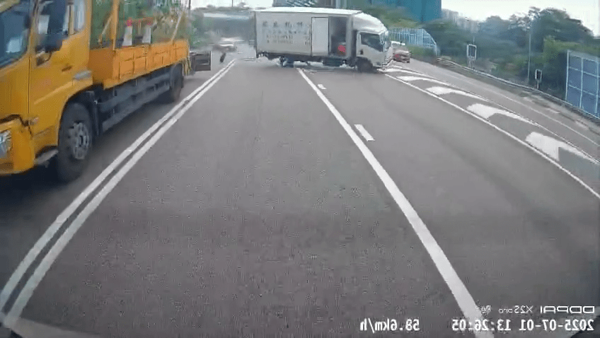 貨車險些波及一部電單車及一部的士。 貨車險些波及一部電單車及一部的士。