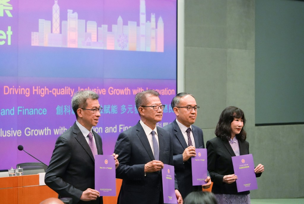 陳茂波（左二）出席財政預算案記者會。吳艷玲攝