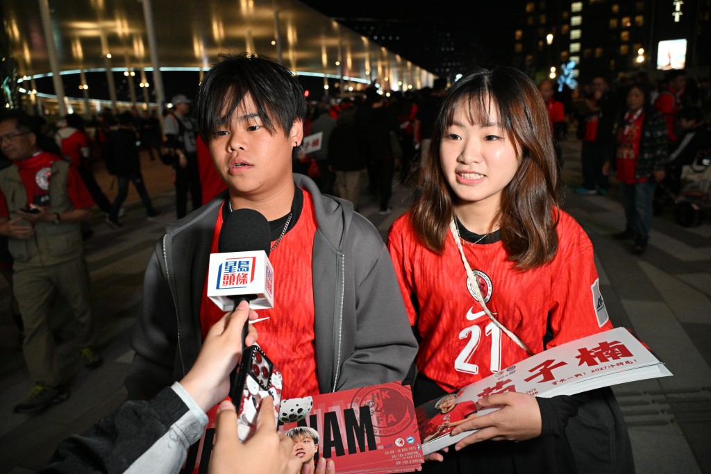 （左起）就讀大學一年級的張同學、陳同學。