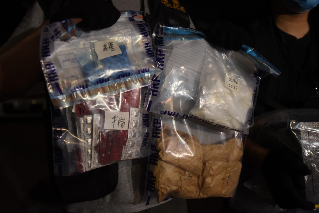 警方展示檢獲的證物。
