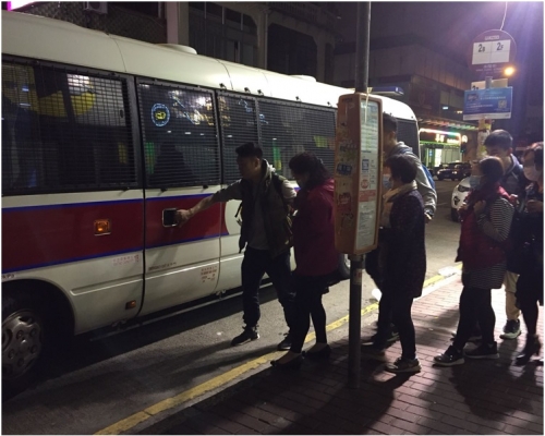 警方於單位內拘捕5名本地女子。