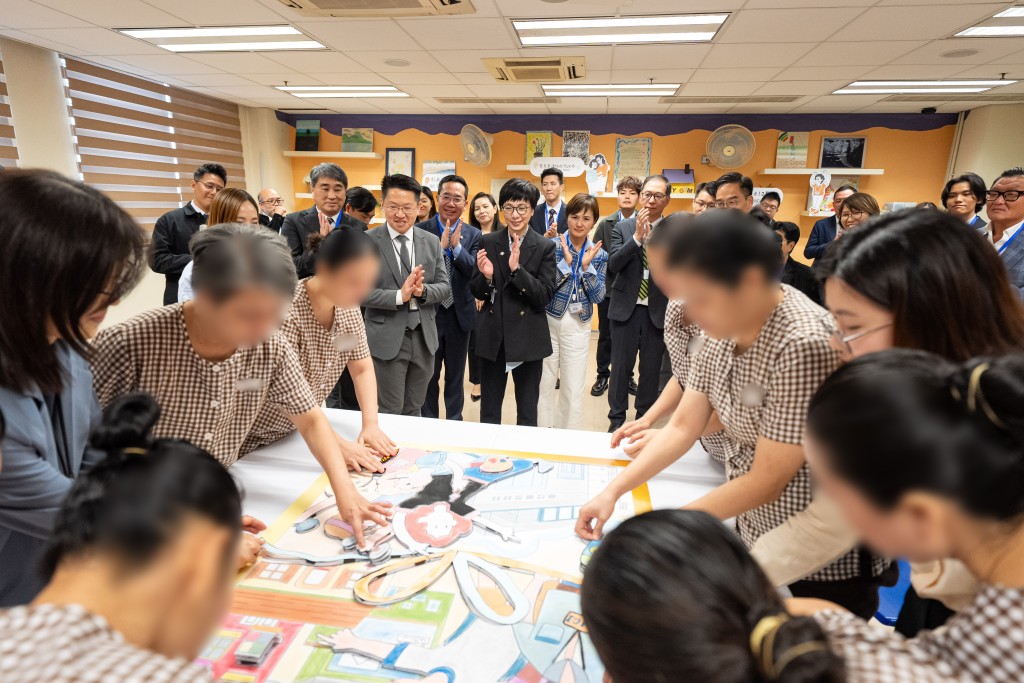 嘉賓參觀計劃下為在囚人士安排的藝術小組活動。政府新聞處圖片 嘉賓參觀計劃下為在囚人士安排的藝術小組活動。政府新聞處圖片