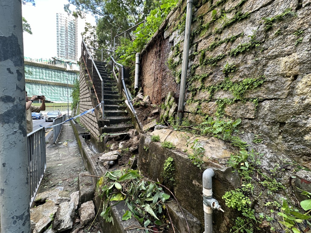 护土墙塌下击伤唐狗。梁国峰摄