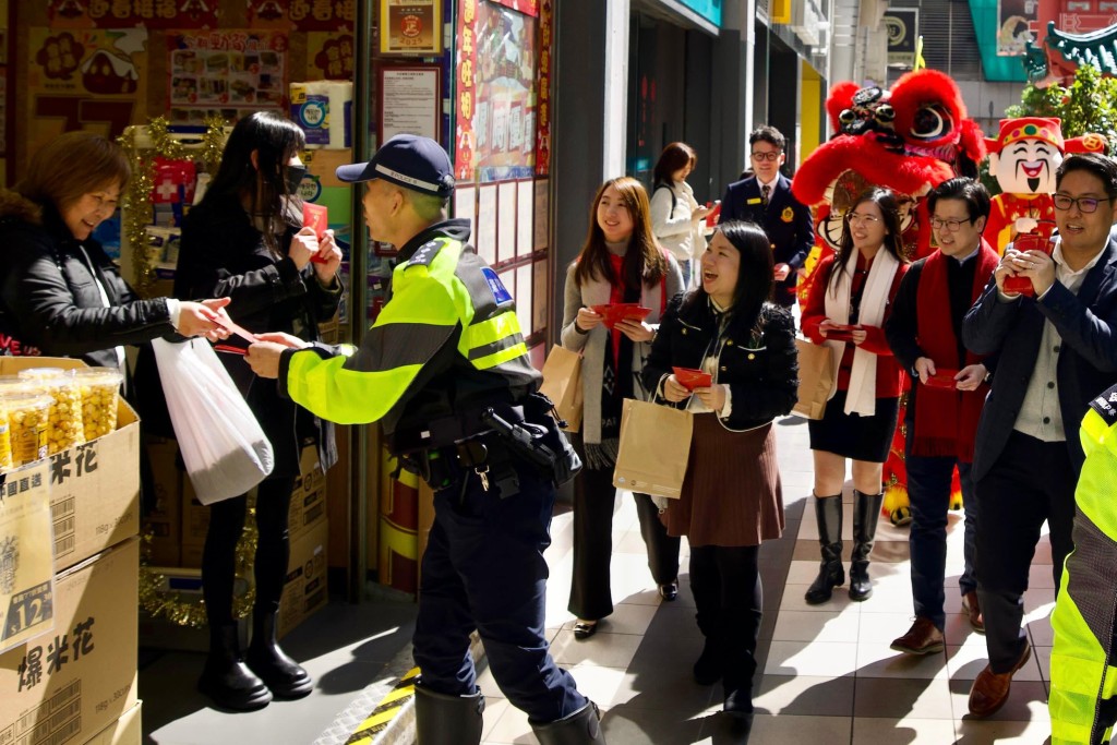 警方向市民拜年並派發特色利是及紀念品，推廣道路安全。