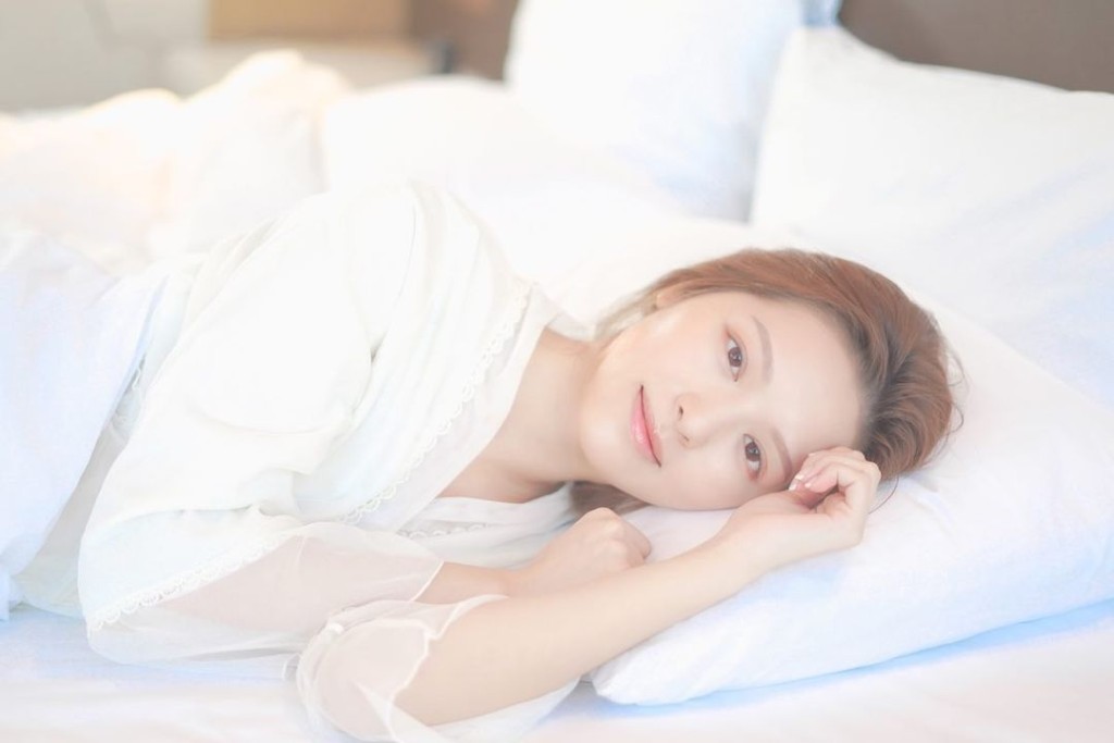 馮盈盈由起床拍起。