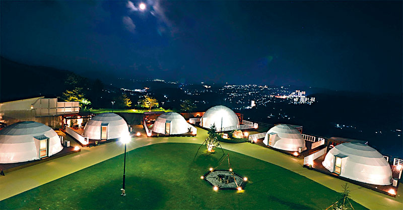 GLAMP DOME神户天空设有八个圆顶帐篷。