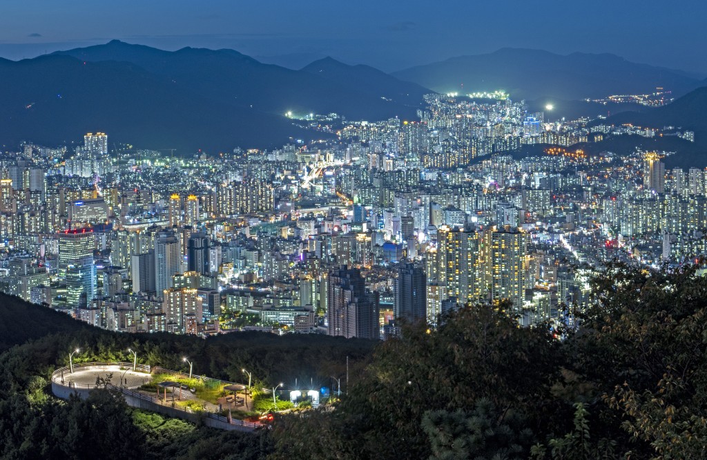 由荒嶺山瞭望台賞到的釜山夜景，亮麗迷人。