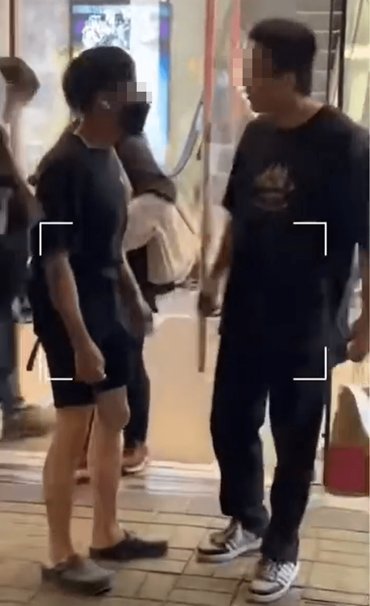二人在商场门口争执。fb：香港突发事故报料区