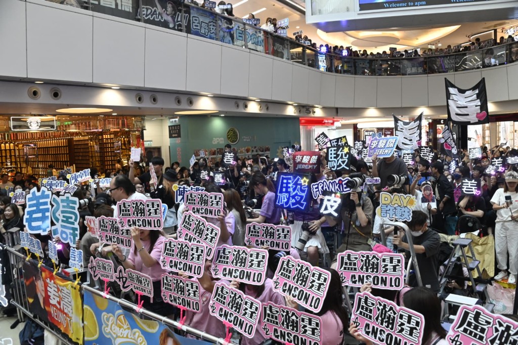 《全民造星FAMILY》記者會吸引大批粉絲到場,逼爆幾層商場,場面墟冚。 《全民造星FAMILY》記者會吸引大批粉絲到場,逼爆幾層商場,場面墟冚。