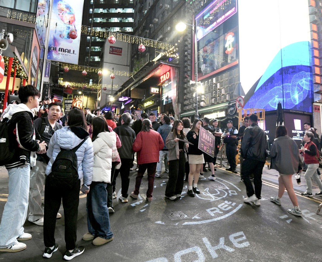 不少市民在蘭桂芳感受跨年氣氛。何君健攝