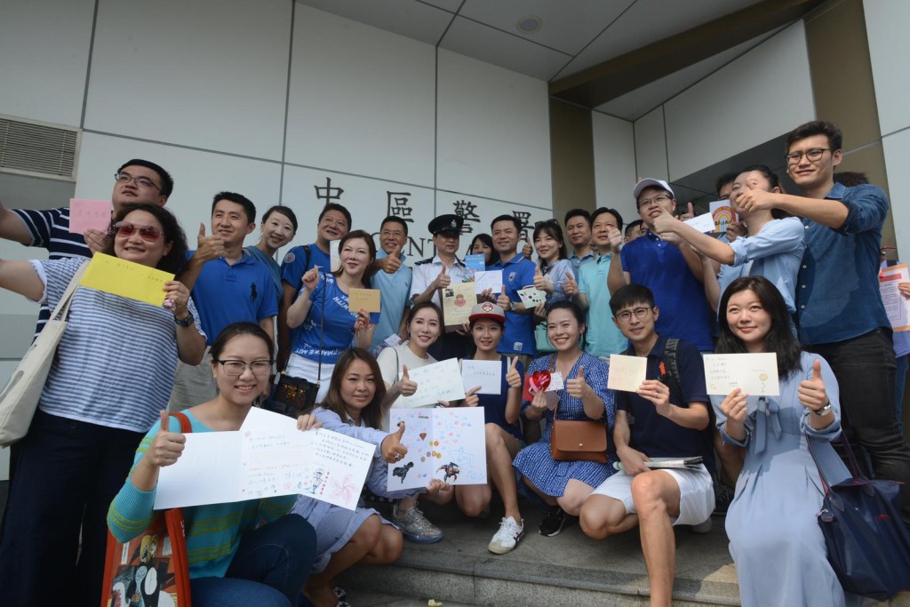 撐警人士與代表接收心意卡的當值指揮官握手及合照。