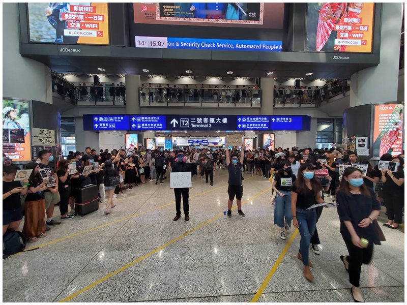 示威者已企滿2號客運大樓通道。