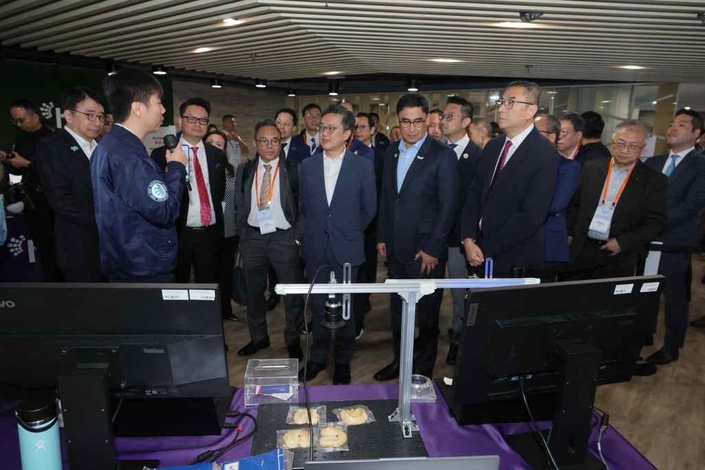 蔡傑銘參觀智慧AI方案展的展品。創科局fb 蔡傑銘參觀智慧AI方案展的展品。創科局fb
