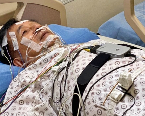 陳水扁近照曝光，只見他躺在病床上被電線纏滿。「陳水扁新勇哥物語」FB圖片