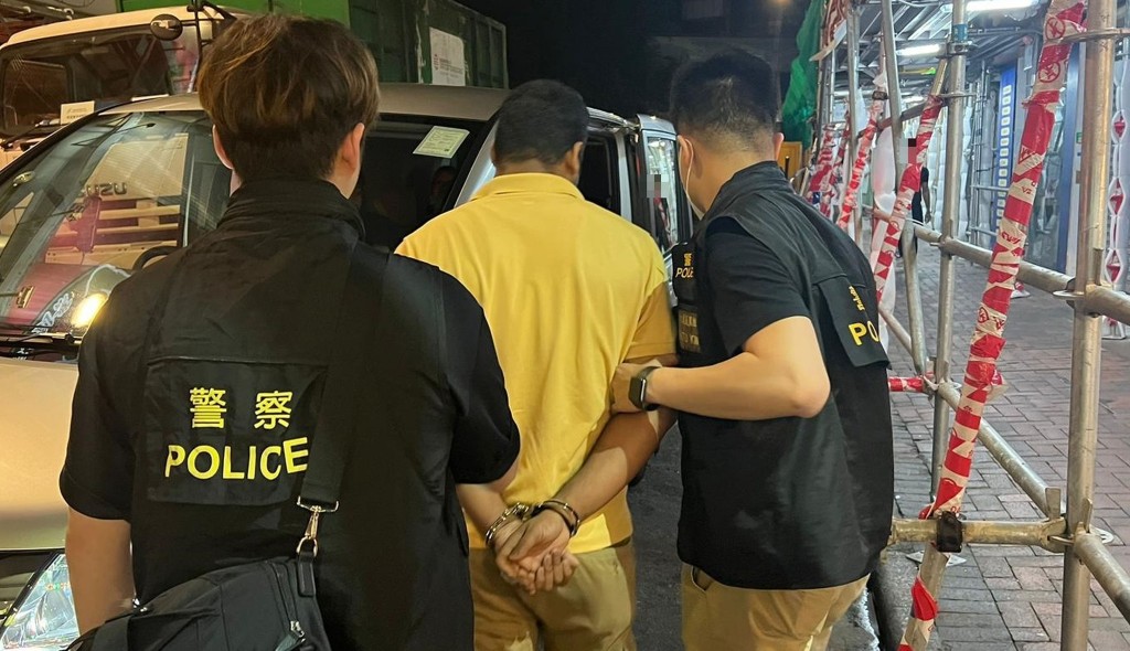 其中一名涉案男子被探员拘捕带署。