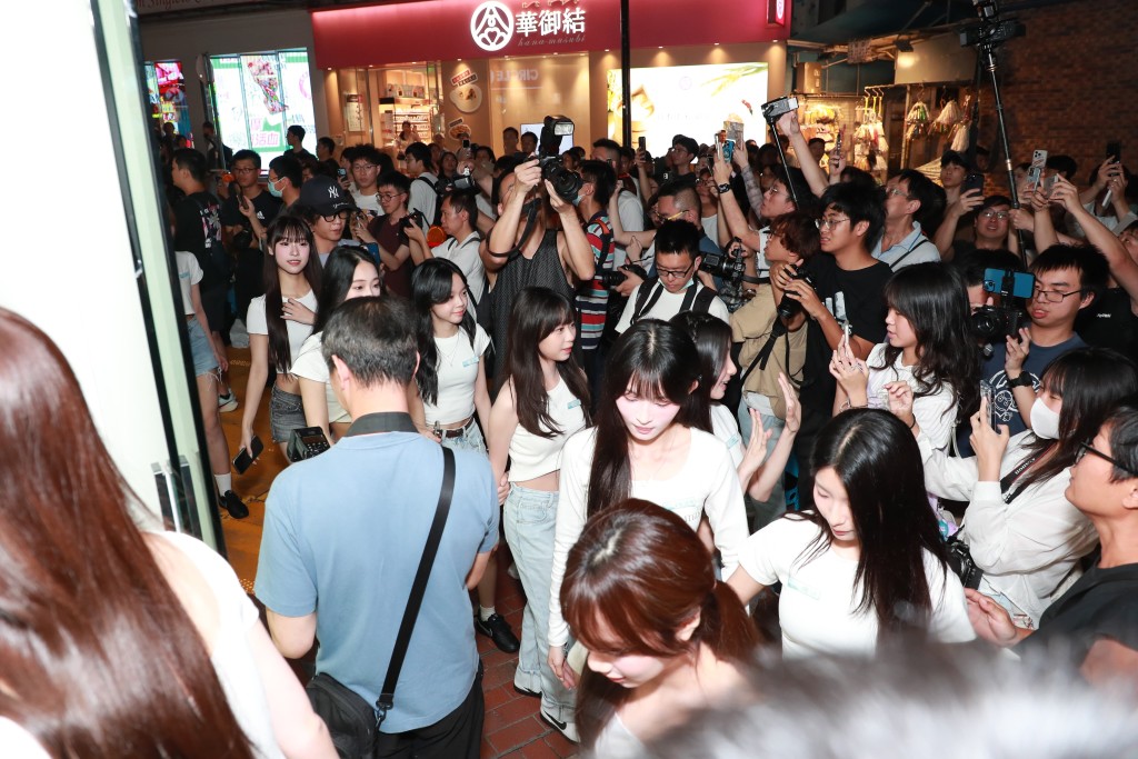 22位Idol Girls偶像女生練習生入場,場面墟冚。 22位Idol Girls偶像女生練習生入場,場面墟冚。
