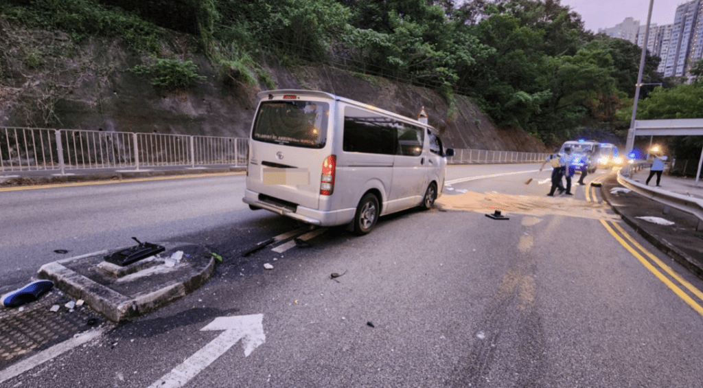 客貨車一直剷過安全島才停定下來。黎志偉攝