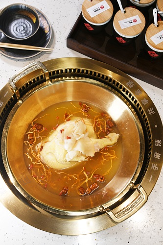 花膠螺頭燉雞湯 $238鮮雞、花膠及螺頭等熬製成濃郁清甜的高湯，啖啖香濃，真材實料。
