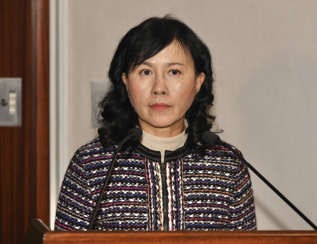 江玉歡建議官員應親身體驗民情「我覺得主事官員都要落地坐下巴士，每日都要喺繁忙時間坐巴士返工先。」