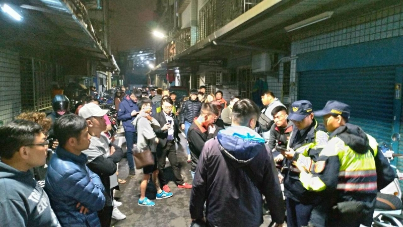 虐童影片網絡流傳後，引來網民起底，更集結在該母親的住處。(網圖)