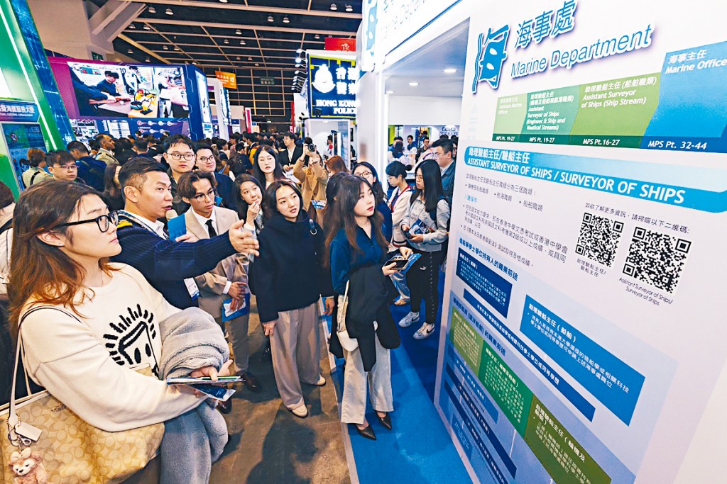 香港貿發局舉辦的「商貿大使計劃」透過一系列多元化活動，包括企業參觀、與CEO交流、展覽導賞及經濟師分享會等，讓學生走出課堂，接觸真實商業環境。圖為參觀教育及職業博覽的概況。