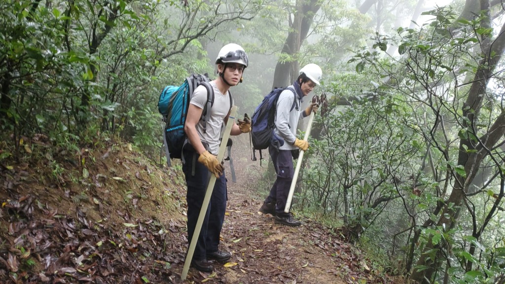 中電職員到甲龍林徑附近電塔檢查。 梁國峰攝