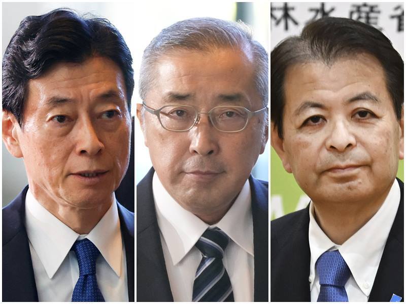 左起经济产业大臣西村康稔、总务大臣铃木淳司和农林水产大臣宫下一郎均宣布辞职。