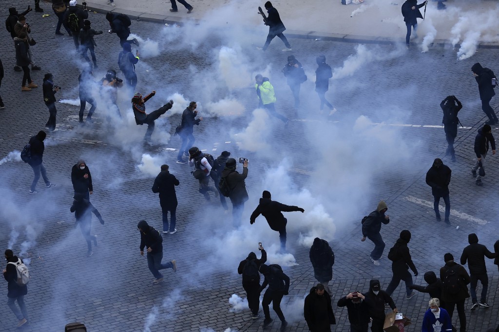 法国有大批市民上街抗议，有警员到场。 AP
