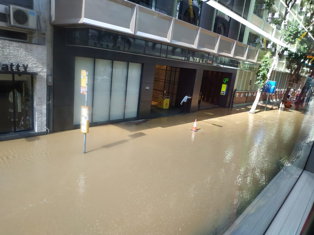行人路被水淹沒。香港突發事故報料FB/網民Polly Cheng圖