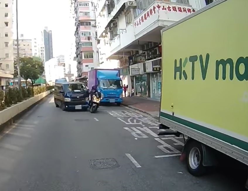 货Van切线，与电单车相撞。fb车cam L（香港群组）影片截图