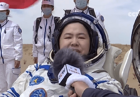 太空人王浩澤順利出艙。 央視截圖