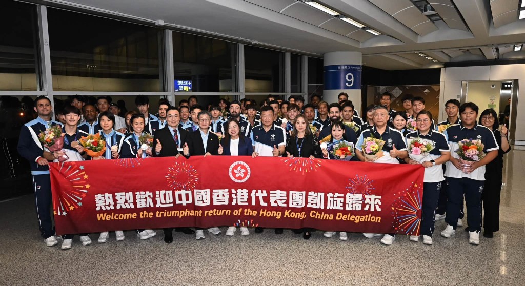 空手道和足球隊則是首批返港的運動員,當局也在機場舉行歡迎儀式。 空手道和足球隊則是首批返港的運動員,當局也在機場舉行歡迎儀式。